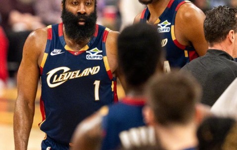 星空娱乐-骑士遭绿军横扫：哈登19+10逼近29000分 米切尔复出30+7+5