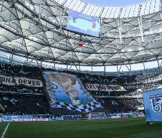 霸气！东北德比前大连英博升起巨幅tifo——我们是大连